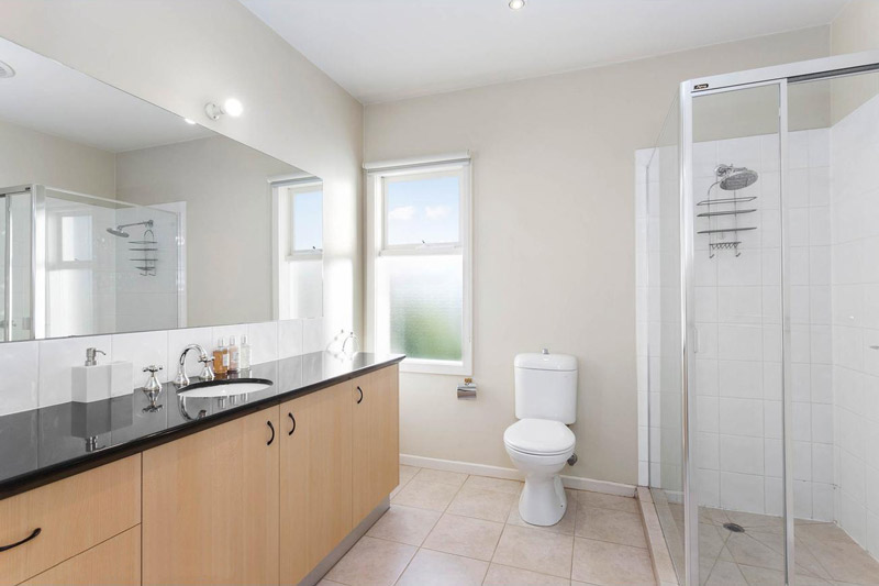 showing the main bedroom ensuite bathroom